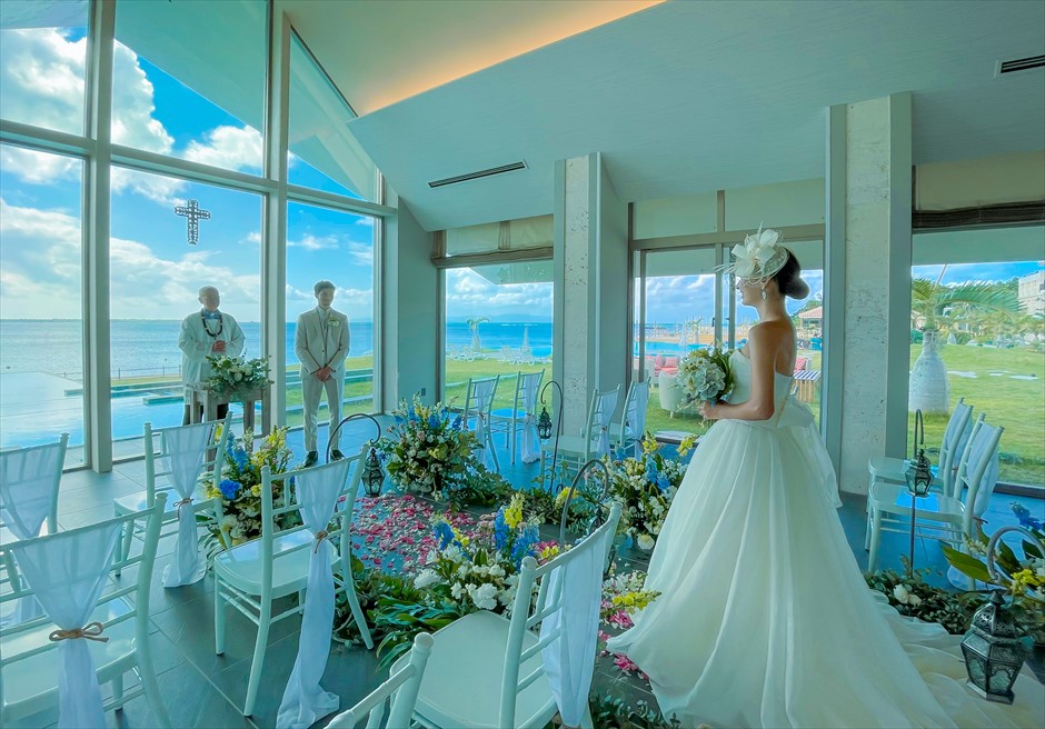 石垣島結婚式　ビーチホテル・サンシャイン チャペル・フローラル・ウェディング 海と花々に囲まれる挙式会場入場