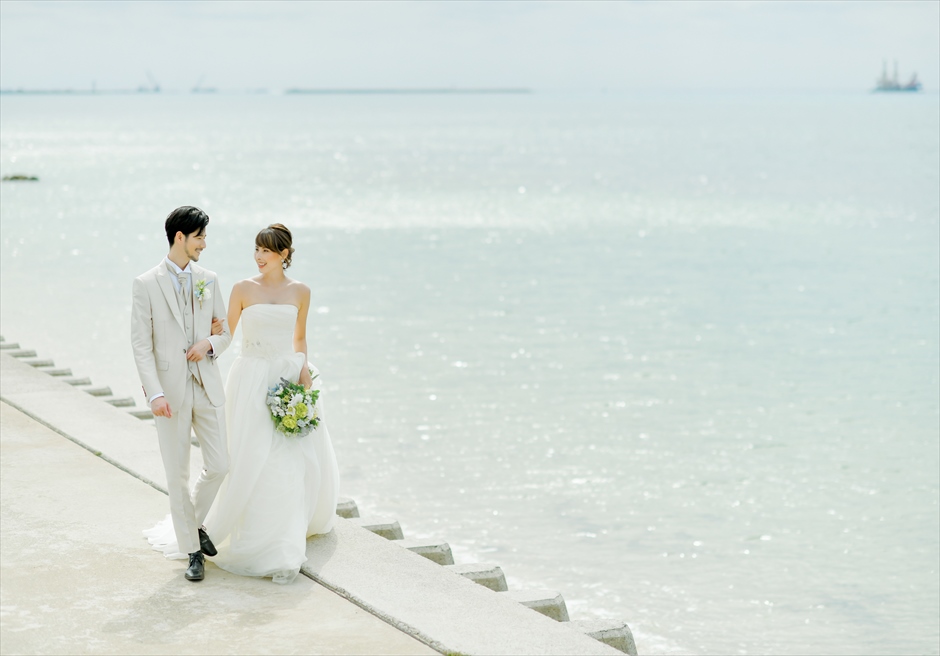 石垣島結婚式　ビーチホテル・サンシャイン ウォーター・ガーデン・ウェディング ビーチ・エッジ挙式会場入場シーン