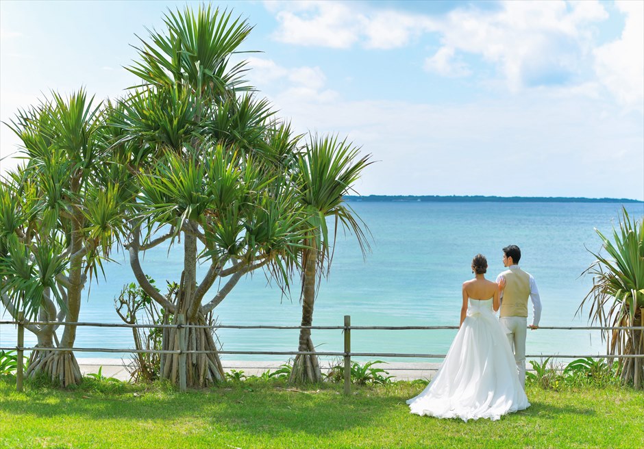 石垣島結婚式　ビーチホテル・サンシャイン ウォーター・ガーデン・ウェディング ガーデンからビーチ・エッジへ入場