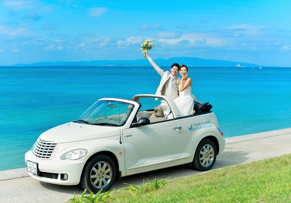 石垣島結婚式　ビーチホテル・サンシャイン ウォーター・ガーデン・ウェディング オープンカーの入場（オプション）