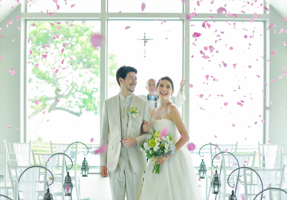 石垣島結婚式　ビーチホテル・サンシャイン チャペル・クラシック・ウェディング 生花のフラワーシャワー
