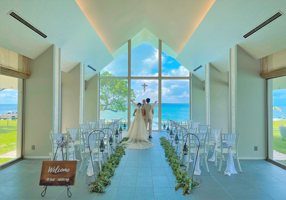 石垣島結婚式　ビーチホテル・サンシャイン チャペル・クラシック・ウェディング 真っ青な海を祭壇越しに望む挙式