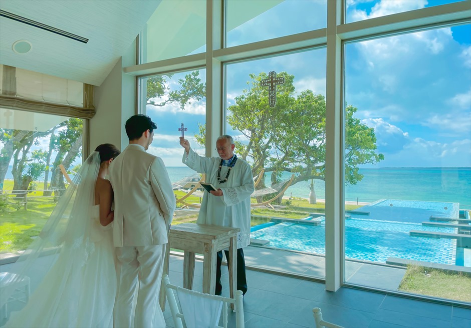 石垣島結婚式　ビーチホテル・サンシャイン チャペル・クラシック・ウェディング ウォーターテラスを望む海外のような挙式