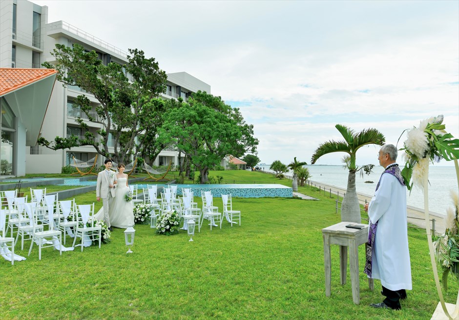 石垣島結婚式　ビーチホテル・サンシャイン オーシャンフロント・ガーデン・ウェディング ウォーター・テラスを望む挙式会場入場シーン