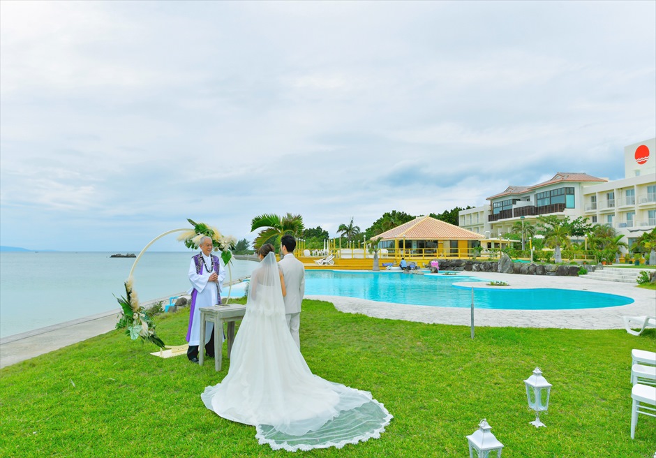 石垣島結婚式　ビーチホテル・サンシャイン オーシャンフロント・ガーデン・ウェディング 海とインフィニティプールを望む挙式会場
