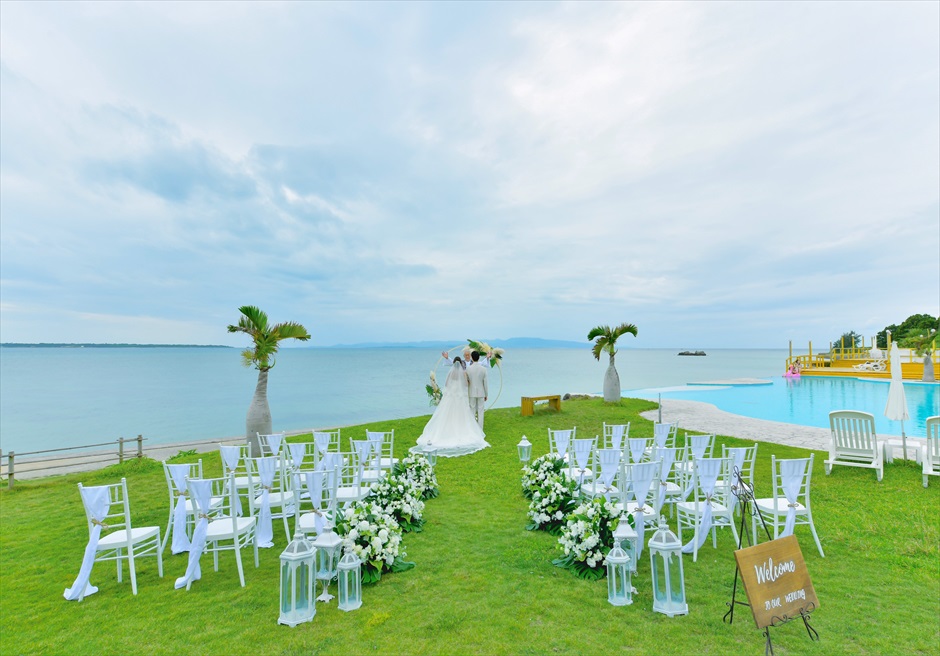 石垣島結婚式　ビーチホテル・サンシャイン オーシャンフロント・ガーデン・ウェディング 大海が広がるガーデン舞台にした挙式
