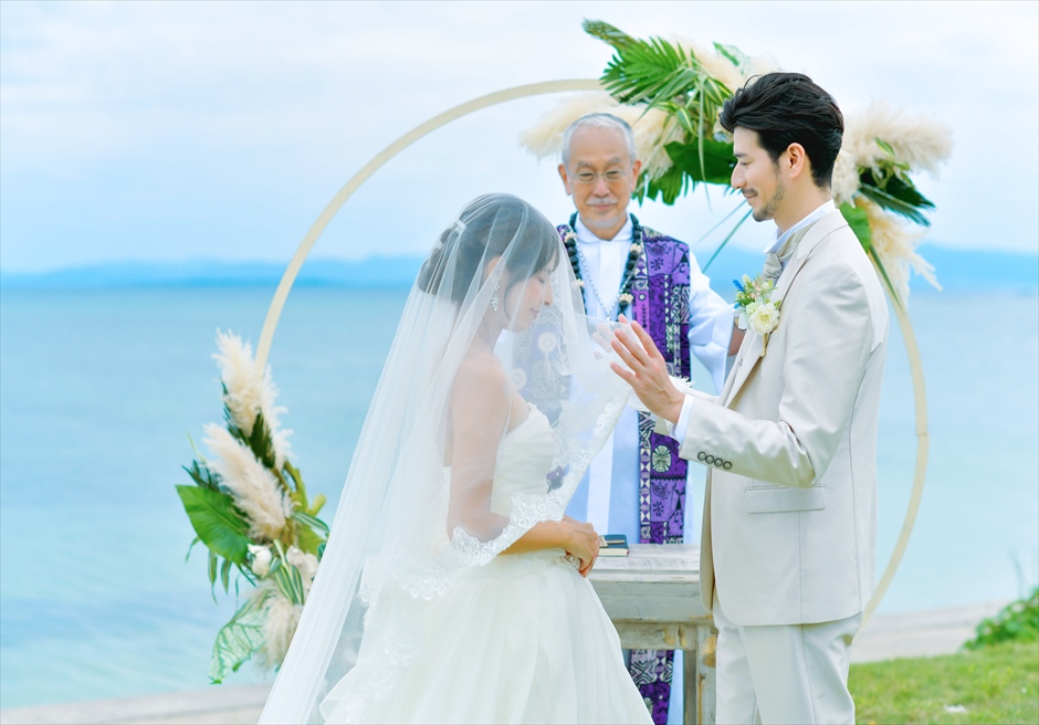 石垣島結婚式　ビーチホテル・サンシャイン オーシャンフロント・ガーデン・ウェディング サークルアーチ越しに真っ青な海が広がる