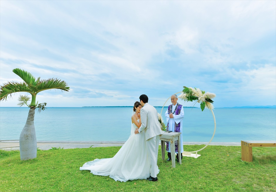 石垣島結婚式　ビーチホテル・サンシャイン オーシャンフロント・ガーデン・ウェディング 青と緑のコントラストが美しい挙式シーン