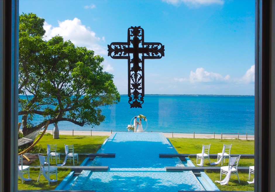 石垣島結婚式　ビーチホテル・サンシャイン ウォーター・ガーデン・ウェディング チャペルからウォーターガーデンを望む