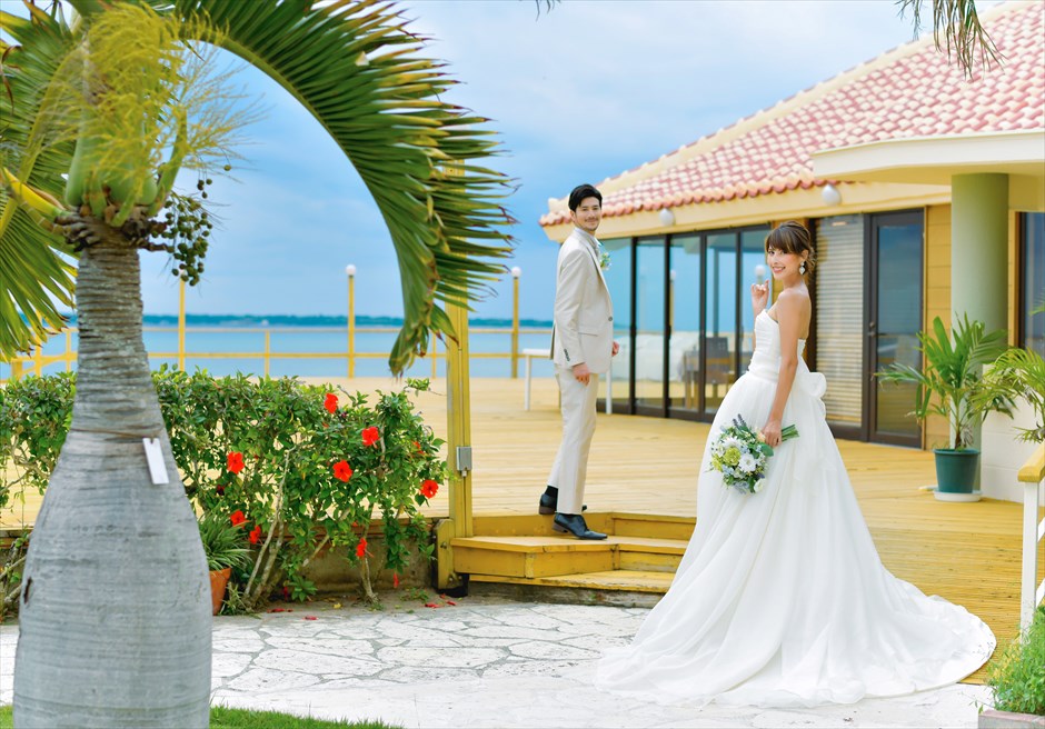 石垣島結婚式　ビーチホテル・サンシャイン オーシャンフロント・テラス・ウェディング ガーデンより海を正面に挙式会場入場