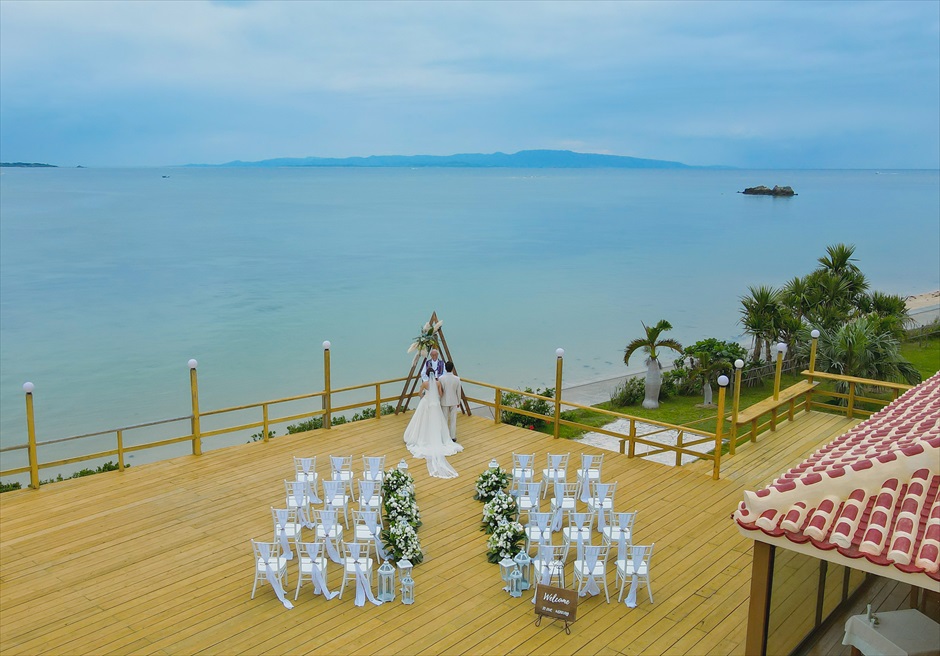 石垣島結婚式　ビーチホテル・サンシャイン オーシャンフロント・テラス・ウェディング 目の前に広大な海を一望する絶景挙式