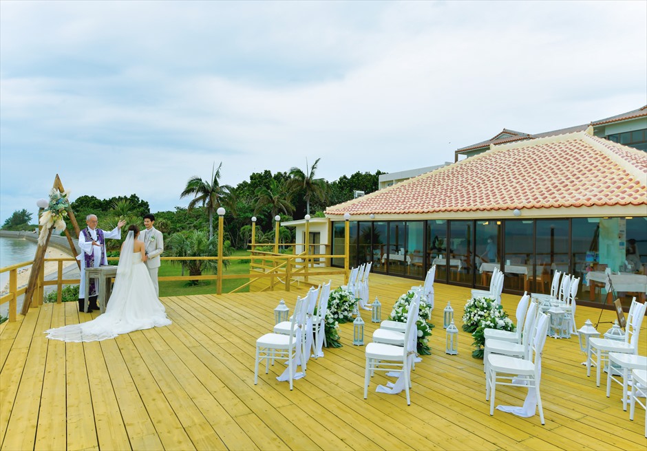 石垣島結婚式　ビーチホテル・サンシャイン オーシャンフロント・テラス・ウェディング 八重山諸島の伝統を感じる海辺のテラス 波の詩