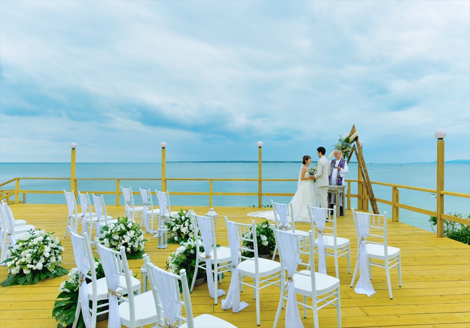 石垣島結婚式　ビーチホテル・サンシャイン オーシャンフロント・テラス・ウェディング 180°美しい海が広がる挙式シーン