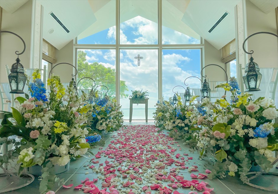 石垣島ビーチホテル・サンシャイン チャペル・フローラル・ウェディング バージンロード・フルフラワー装飾