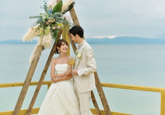 ビーチホテル サンシャイン石垣島　テラス・ウェディングパーティー＆披露宴　オーシャンフロント・テラス会場トライアングルアーチ乾杯シーン