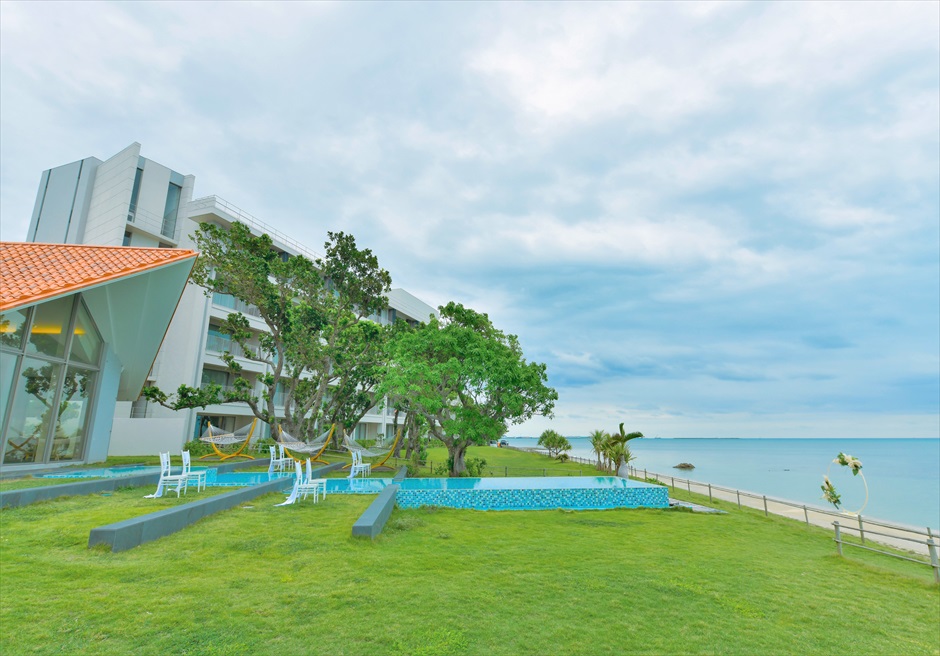石垣島ビーチホテル・サンシャイン ウォーター・ガーデン・ウェディング 緑深い木々に囲まれた挙式会場全景