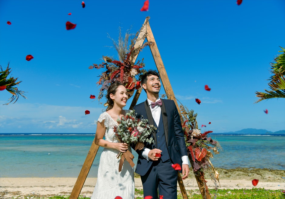 アロアロ・ビーチ川平　結婚式 ビーチフロント・ガーデン・ウェディング 生花フラワーシャワー