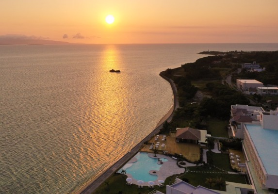 石垣島ビーチホテルサンシャイン　サンセット　オーシャンフロント挙式　ウェディング　フォト