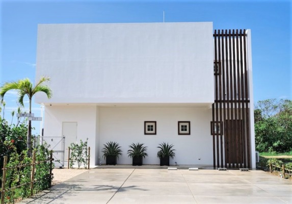 石垣島　シエスタ・プライベート・プール・ヴィラ　gift　エントランス　駐車場