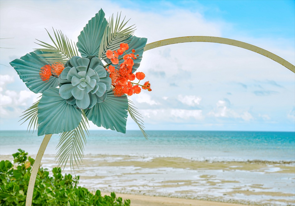 はいむるぶし・小浜島・結婚式 ビーチフロント・ウェディング サークルアーチ・フラワー装飾