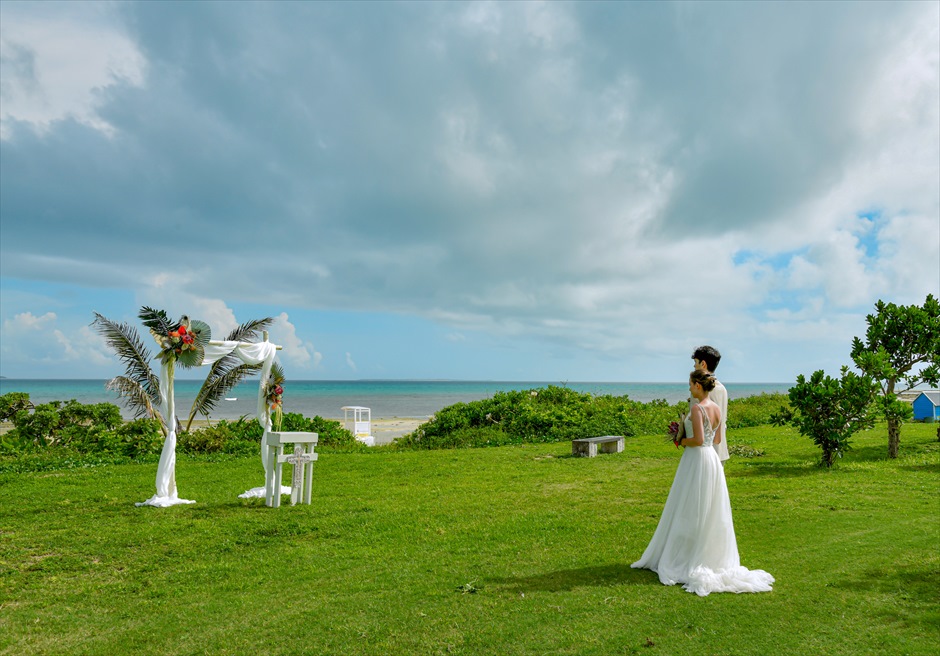 はいむるぶし・小浜島・結婚式 ビーチフロント・ガーデン・ウェディング 海を望む広大なガーデンを入場