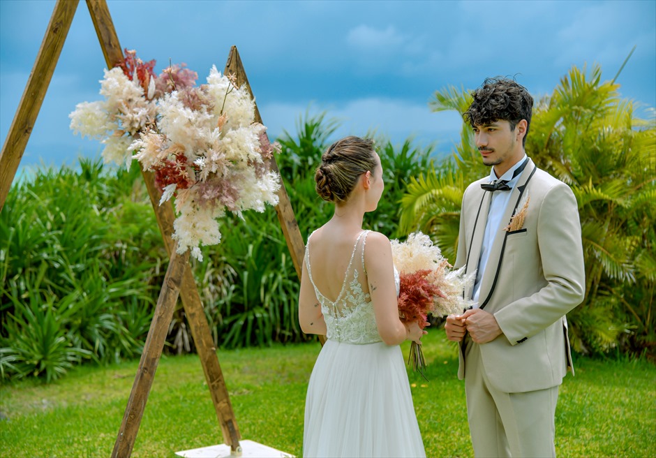 はいむるぶし・小浜島・結婚式 サンセット・ガーデン・ウェディング 木々の緑とドレスの白の美しいコントラスト