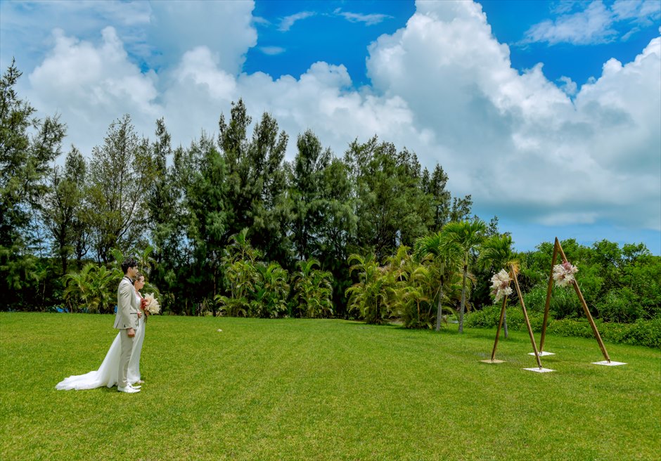 はいむるぶし・小浜島・結婚式 サンセット・ガーデン・ウェディング 緑豊かな樹木に囲まれた挙式会場