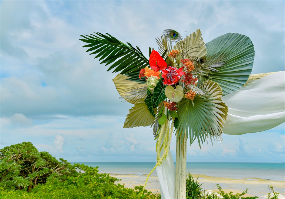 はいむるぶし・小浜島・結婚式 ビーチフロント・ガーデン・ウェディング アーチ上段フラワー装飾