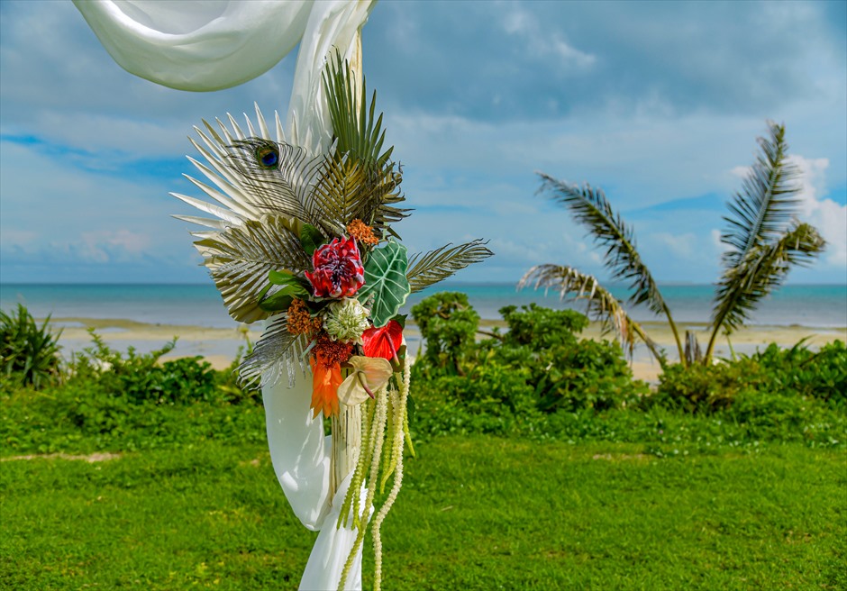 はいむるぶし・小浜島・結婚式 ビーチフロント・ガーデン・ウェディング アーチ中段フラワー装飾