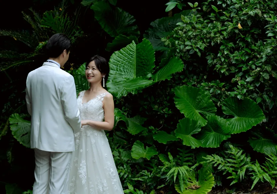 八重山ヤシ園　石垣島フォトウェディング　見つめあう二人