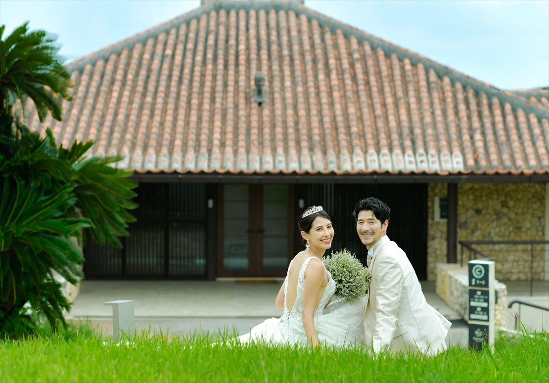 はいむるぶし　うーじ棟エントランスにて結婚写真