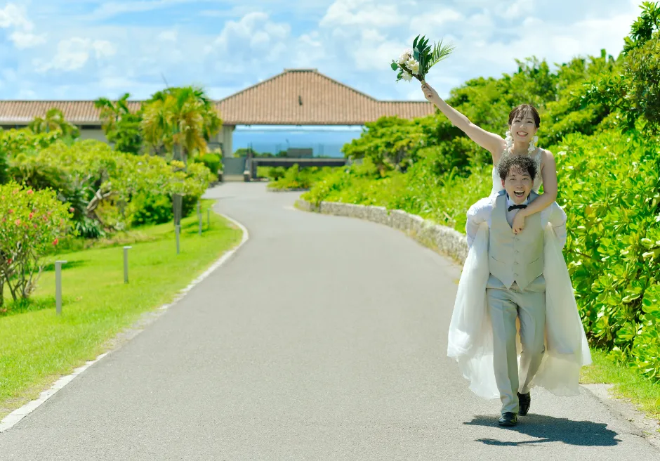 はいむるぶし小浜島 リゾート敷地内ロードでのフォトウェディング撮影