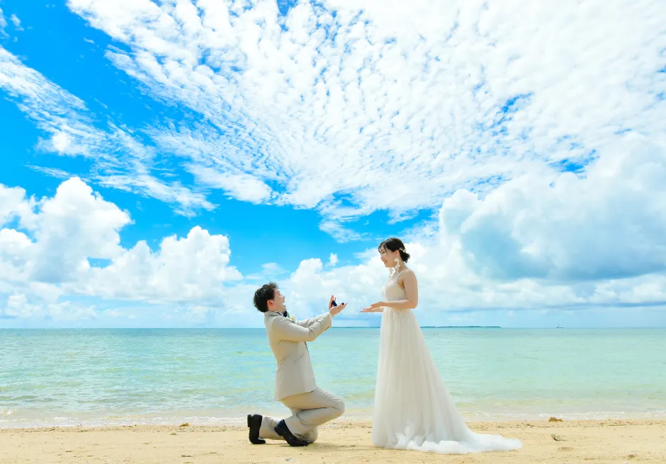 はいむるぶし小浜島 ビーチで行うプロポーズシーンのフォトウェディング