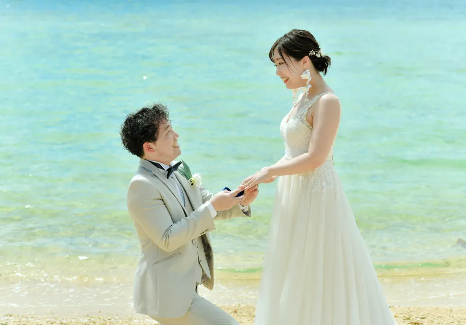 はいむるぶし小浜島 ビーチで指輪交換を行うフォトウェディング撮影