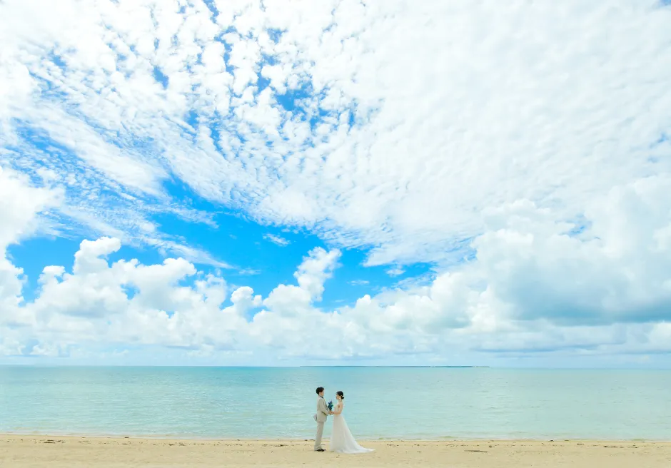 はいむるぶし小浜島 広い空と海を活かしたビーチフォトウェディング
