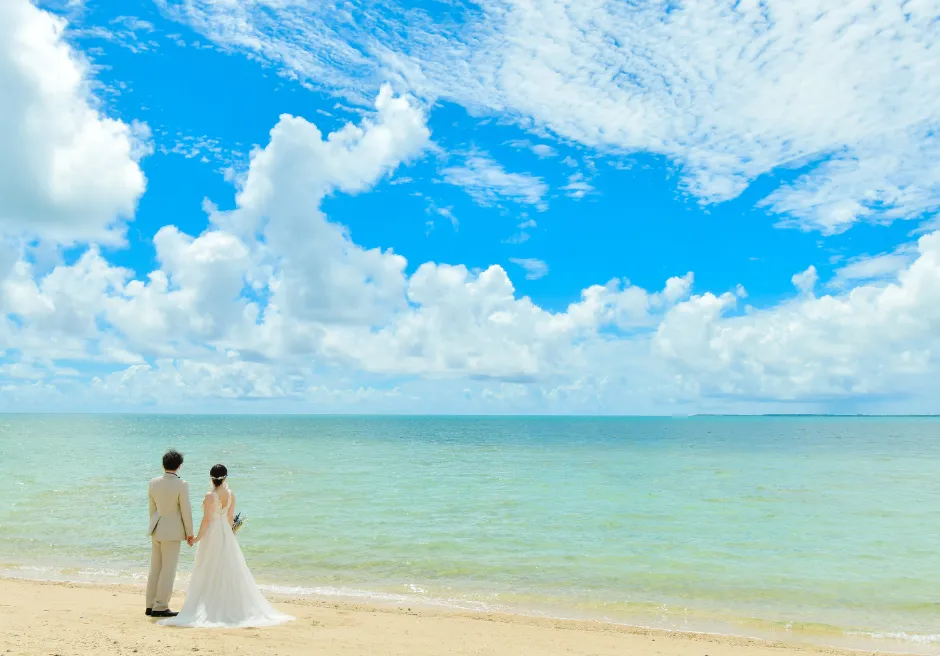 はいむるぶし小浜島 ビーチで手をつなぐフォトウェディング後ろ姿