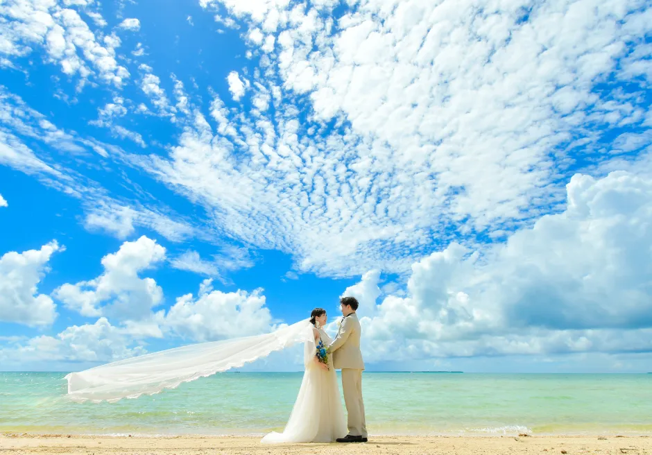 青空と海に映える、はいむるぶしのビーチフォトウェディング