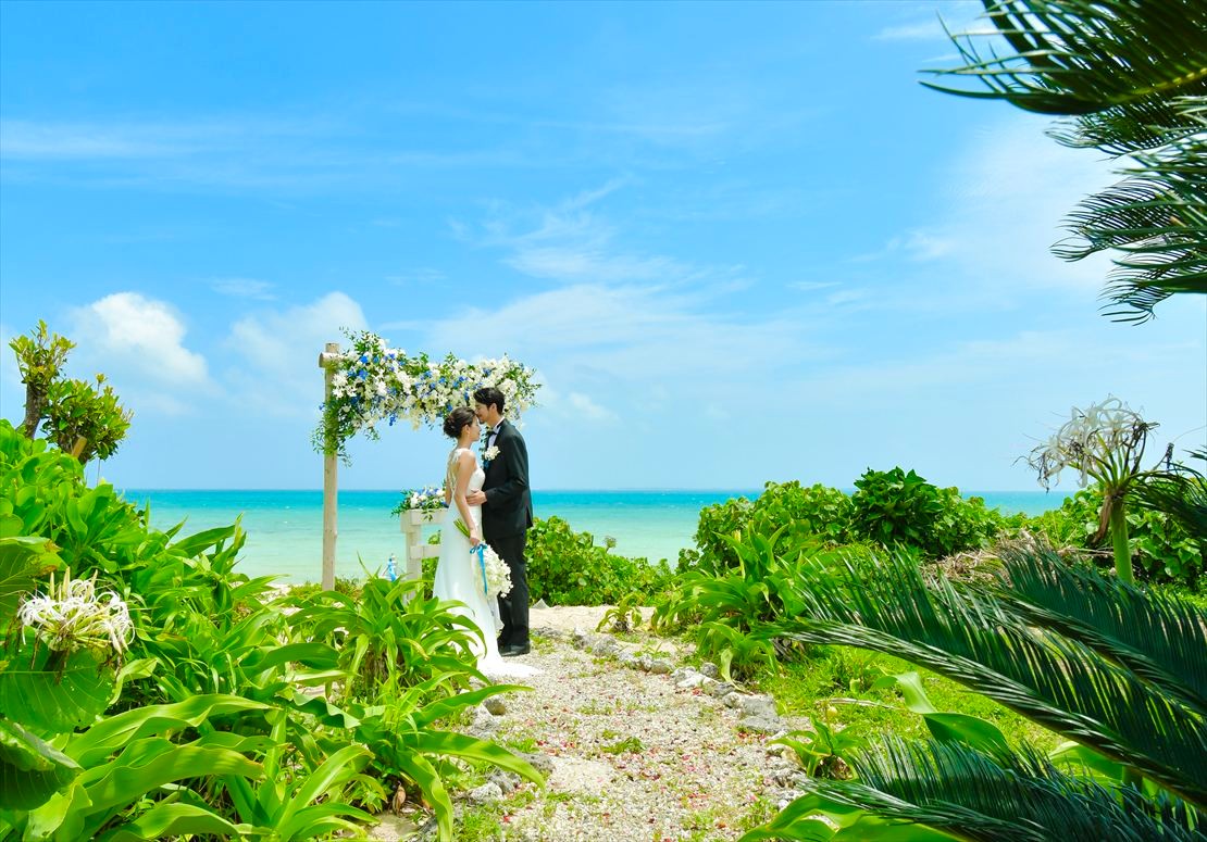 はいむるぶし小浜島 ウェディング ビーチ・ガーデン二人挙式　誓いのキス