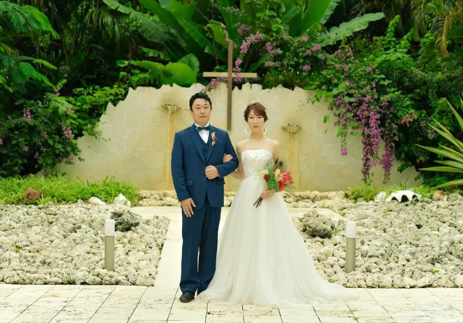 コーラルテラス石垣島 ガーデンチャペルで並ぶ新郎新婦