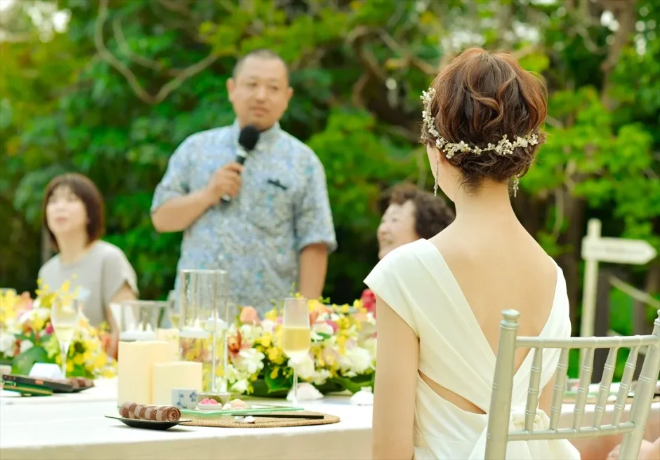 コーラルテラス石垣島のガーデンパーティーでスピーチを聞く新婦
