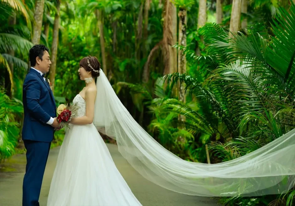 八重山ヤシ園でベールがなびく新婦