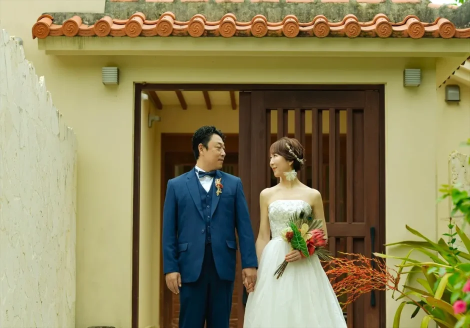コーラルテラス石垣島のヴィラ前で並ぶ新郎新婦
