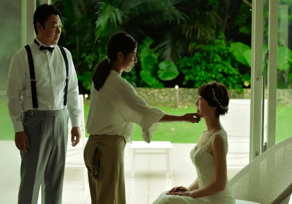 石垣島のリゾートで挙式前にヘアメイクを受ける花嫁とスタッフの様子