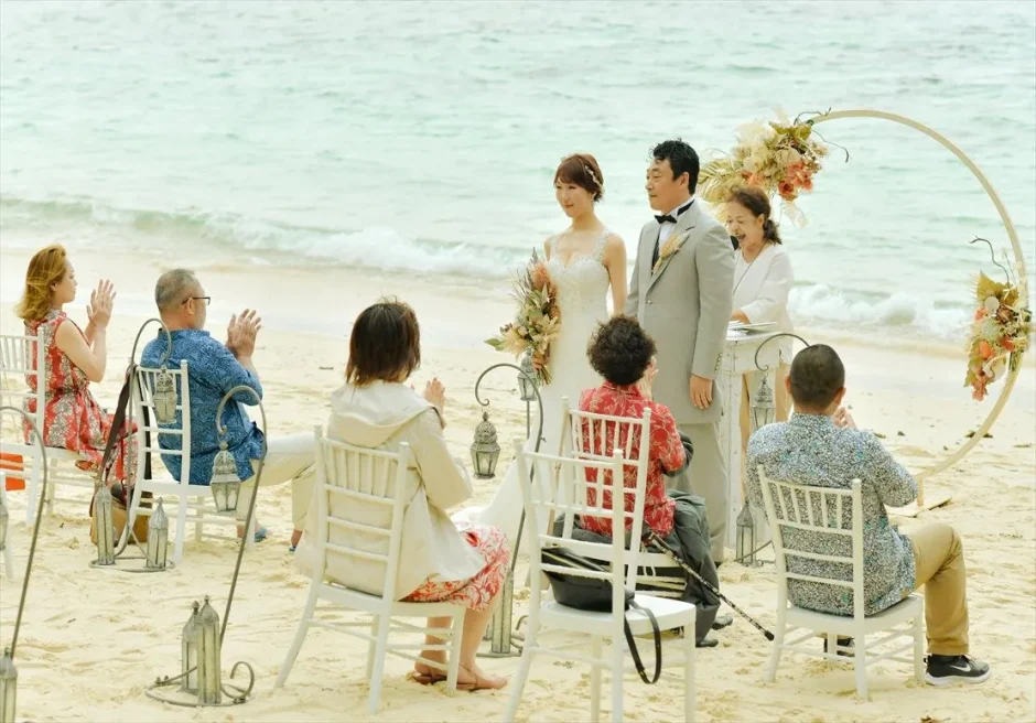 石垣島のビーチでゲストに囲まれて行われる挙式セレモニー全景