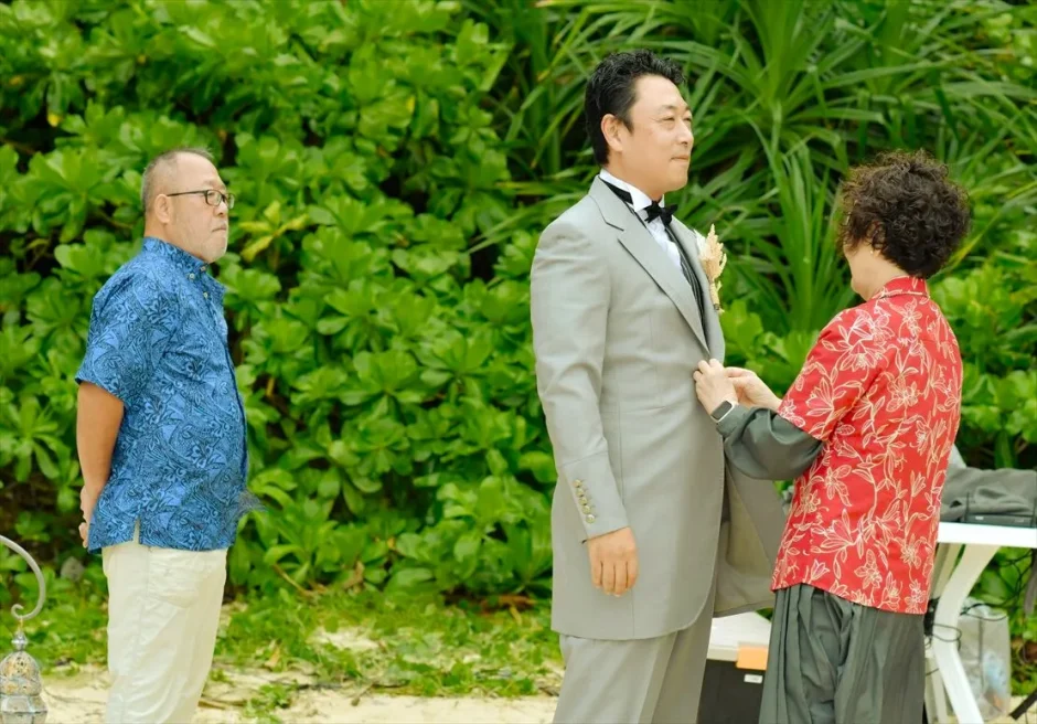 石垣島のガーデンでタキシードを整えるジャケットセレモニー