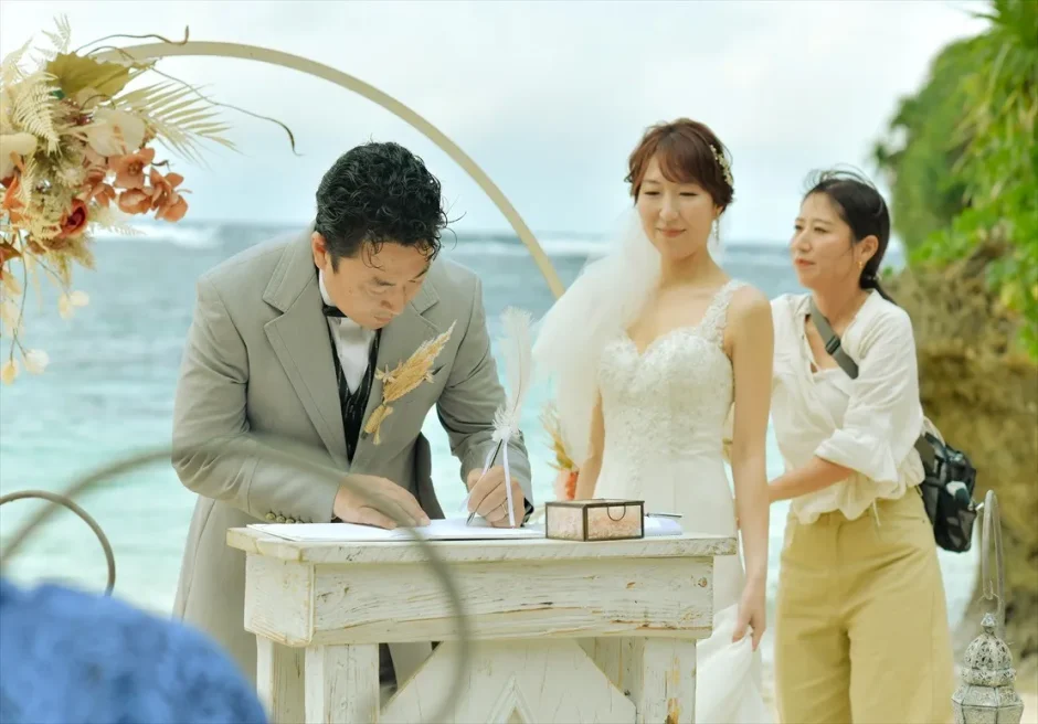 石垣島ビーチ挙式で誓約書に署名をする新郎新婦の様子