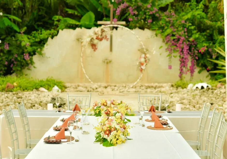 石垣島のガーデンウェディングで装飾されたパーティテーブルと装花