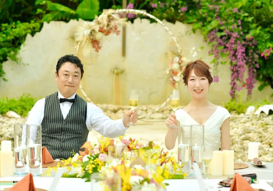 石垣島のガーデンウェディングで乾杯をする新郎新婦の記念写真