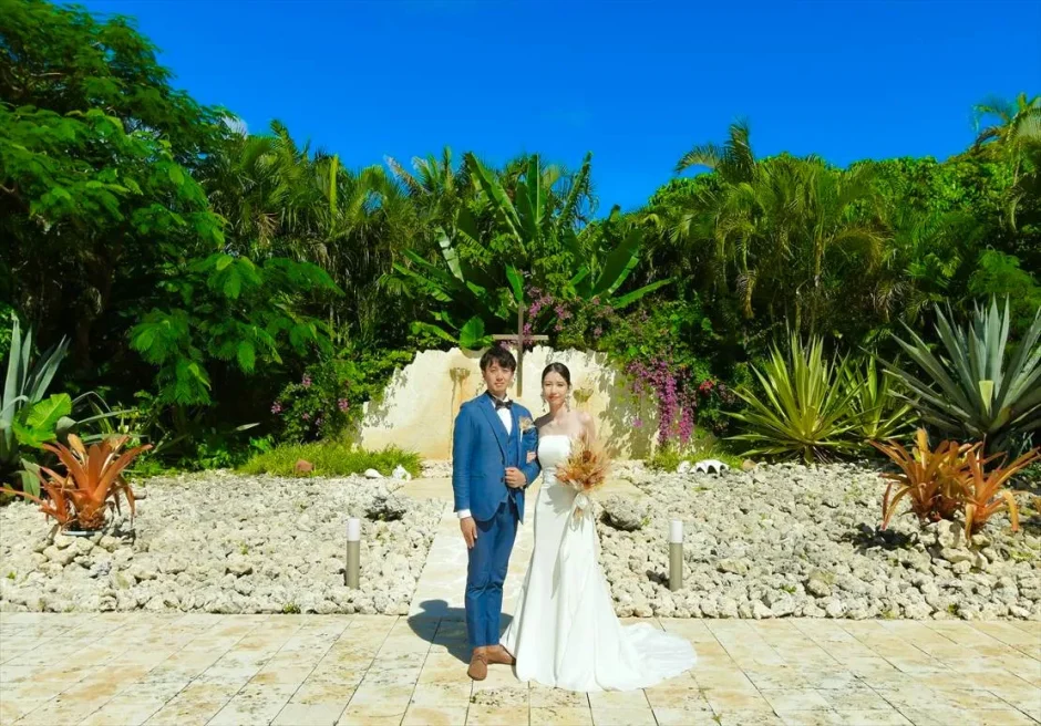コーラルテラス石垣島で行う二人挙式のフォトウェディング。南国ガーデンで並ぶ新郎新婦の全身写真