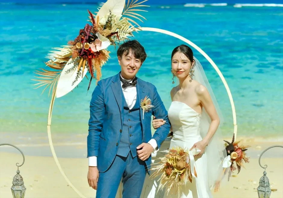 コーラルテラス石垣島のビーチで行う二人挙式フォトウェディング。アーチ前で並ぶ新郎新婦の前撮り写真